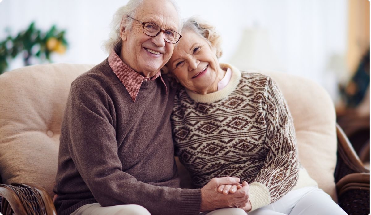 Pareja de abuelos felices en la residencia para adultos mayores Acalis