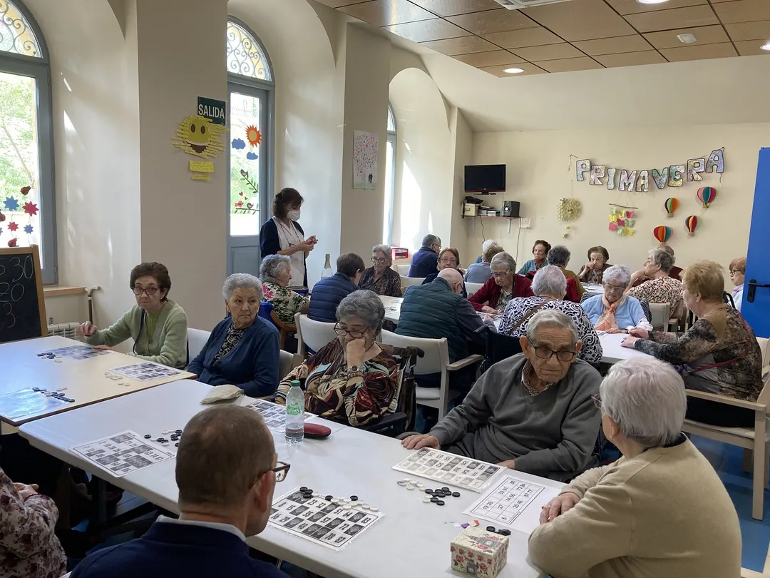 Mayores jugando al bingo