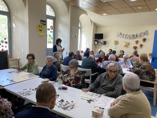 Mayores jugando al bingo