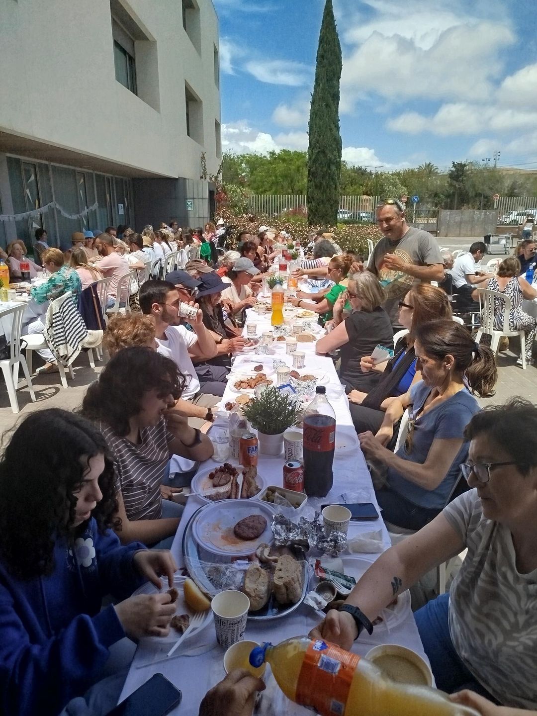Comida con familiares en la terraza
