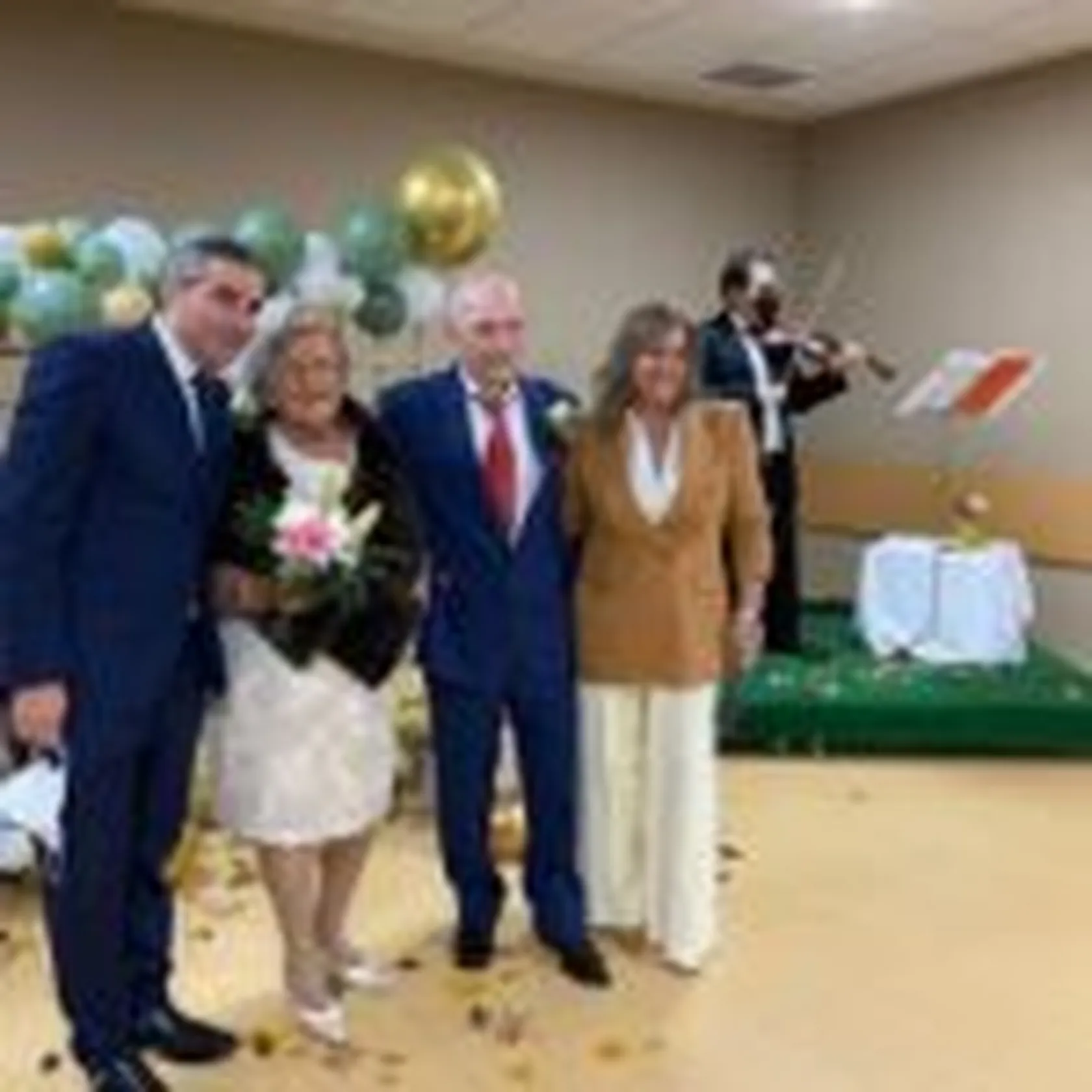 DomusVi-Valdemoro-novios-con-padrinos-150x150.jpg