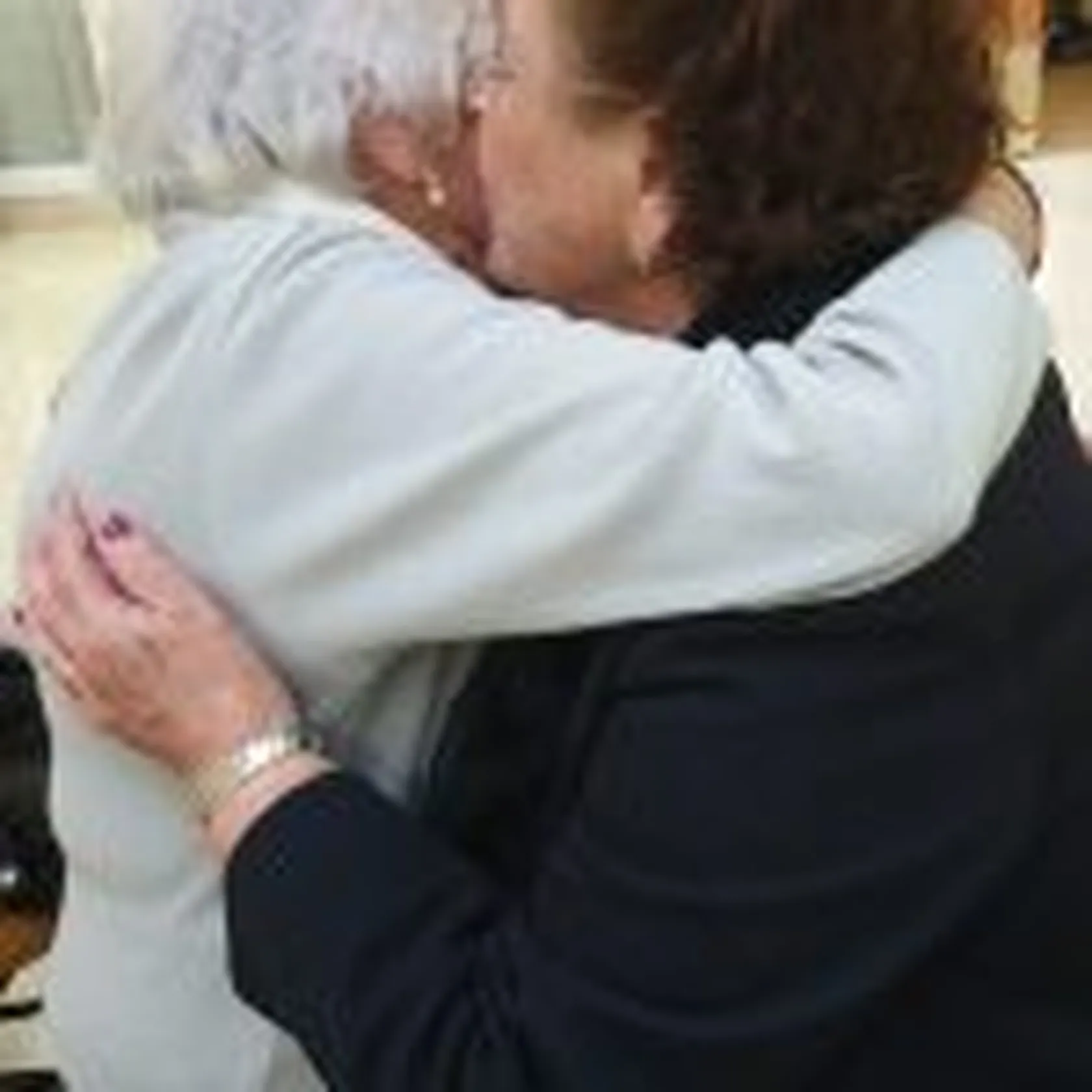 abrazo-2-150x150.jpg