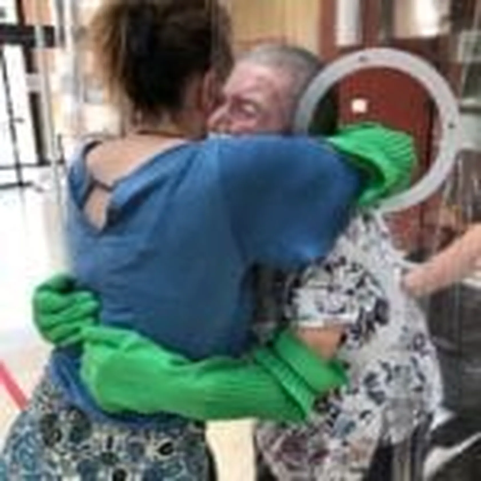 Abrazo7-150x150.jpg