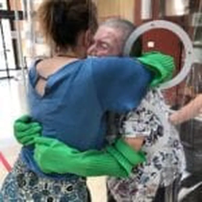 Abrazo7-150x150.jpg