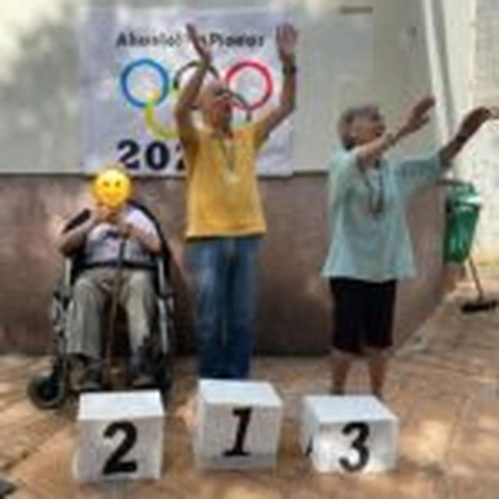 RECIBIENDO-LAS-MEDALLAS-3-150x150.jpg