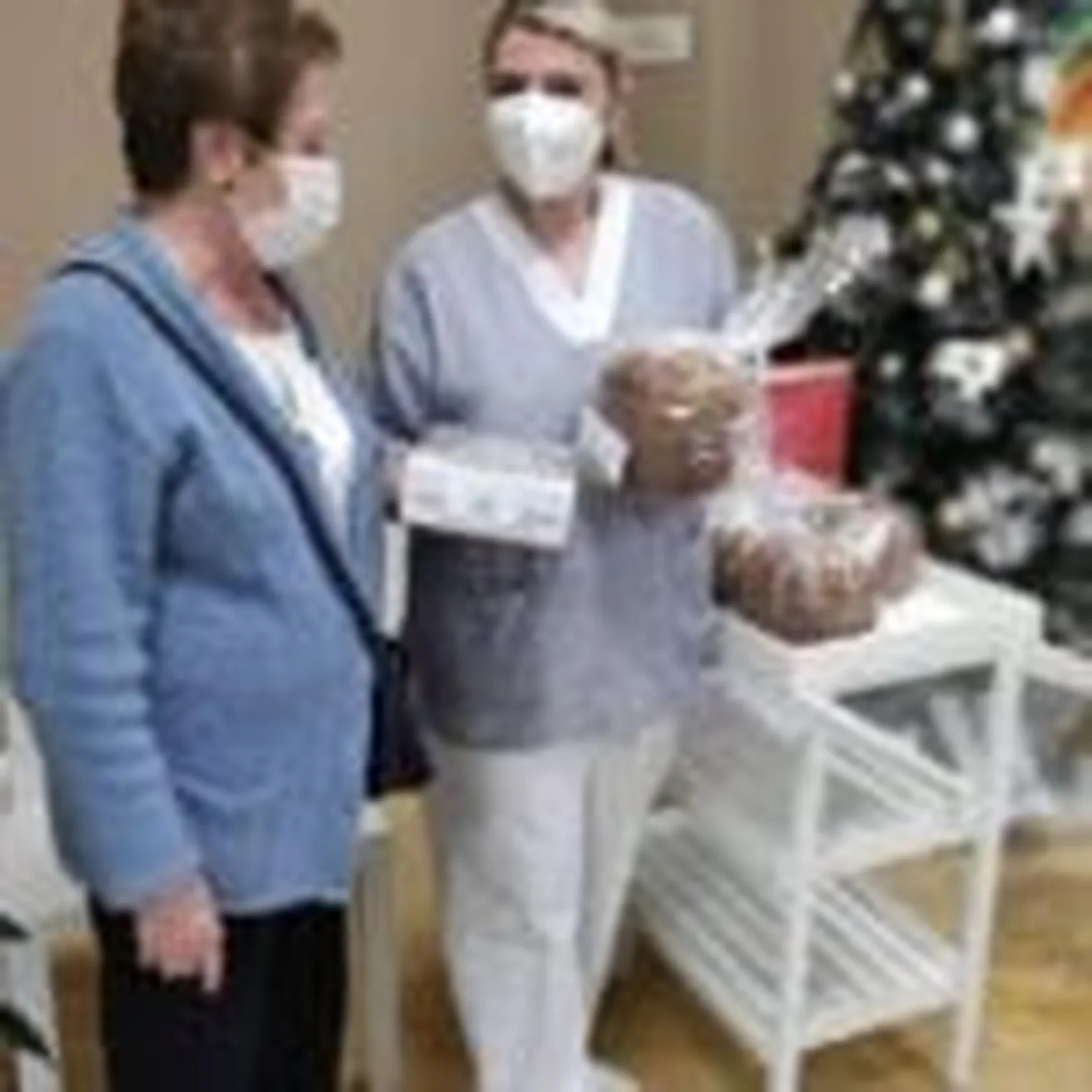 DomusVi-Valdemoro-regalo-de-residente-a-trabajadores-4-150x150.jpeg