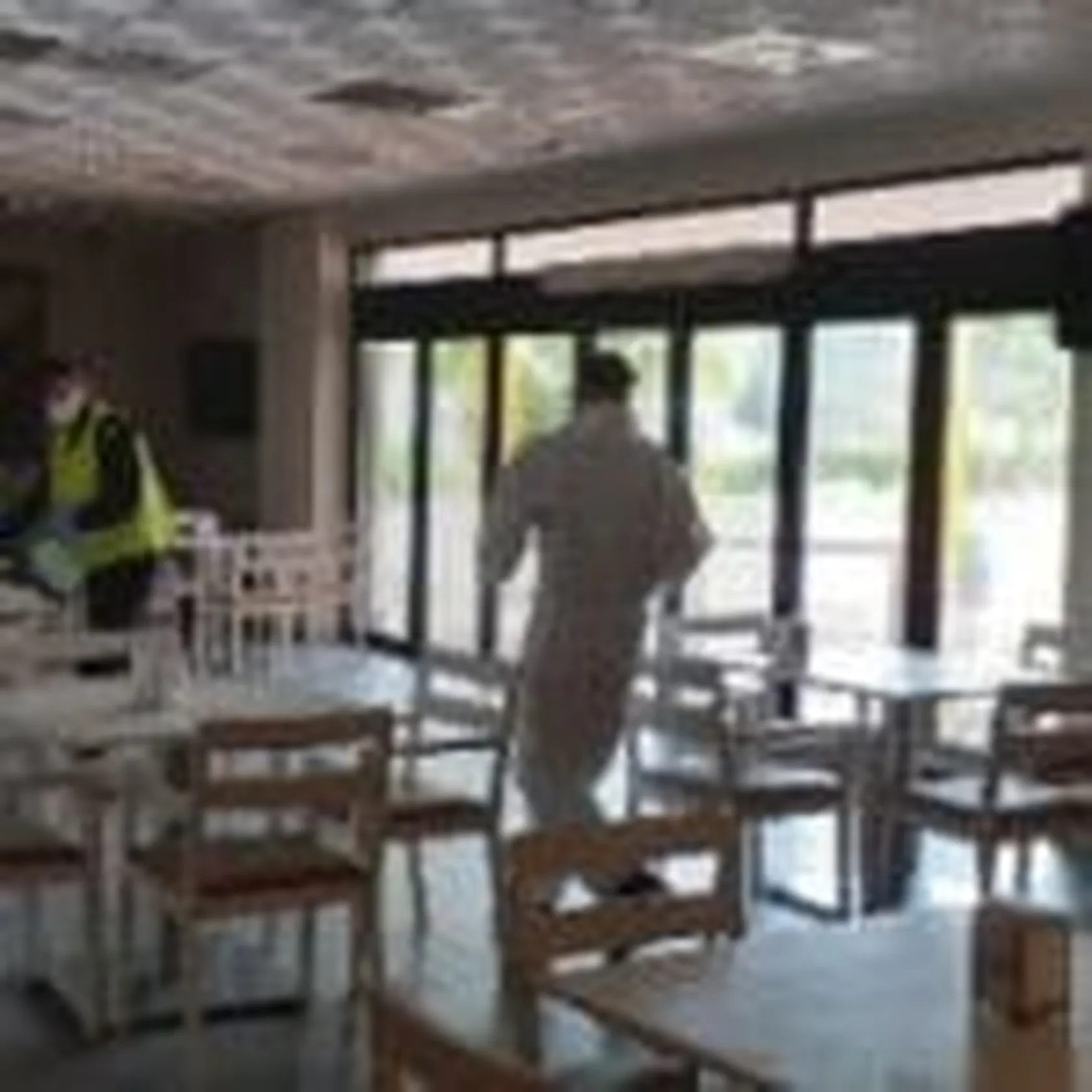 Desinfectando-zona-de-cafetería-DomusVi-Alcalá-de-Guadaíra-150x150.jpg