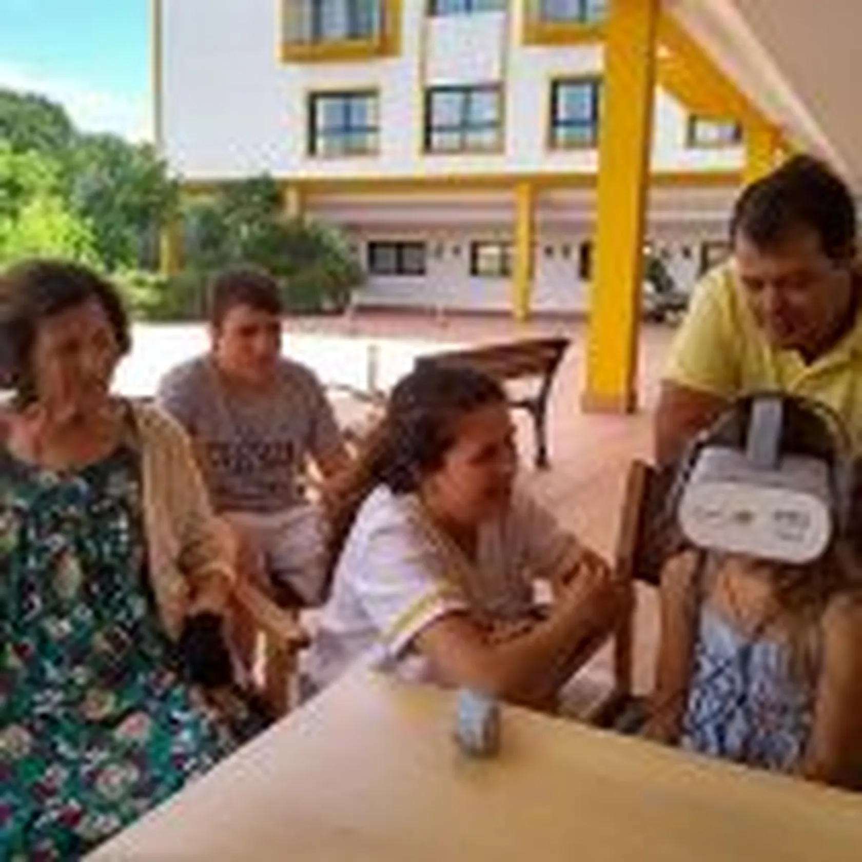 Familiares-participando-en-la-realidad-virtual-DOmusVi-Alcalá-de-Guadaíra-1-150x150.jpg