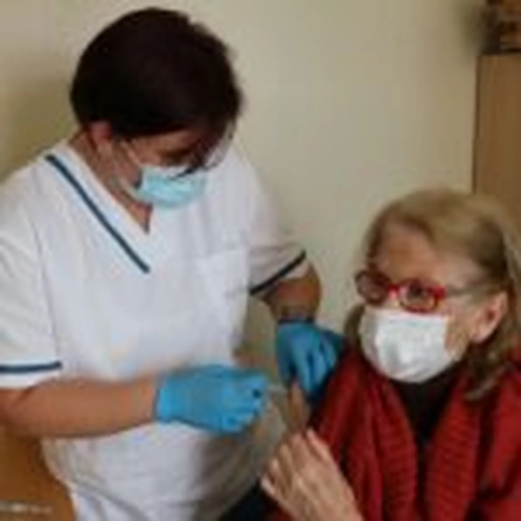 vacunacion-gripe-y-neumonia-DomusVi-Santa-Pola-2-150x150.jpg