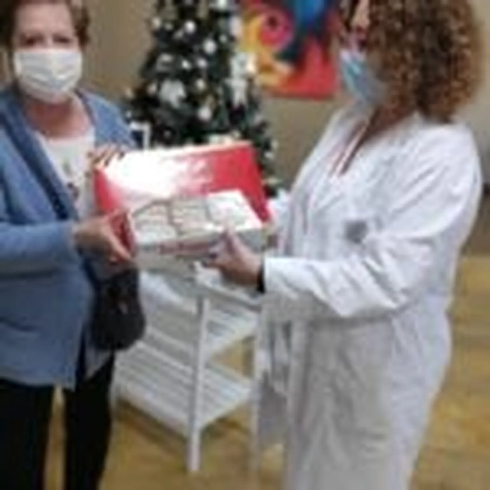 DomusVi-Valdemoro-regalo-de-residente-a-trabajadores-1-150x150.jpeg
