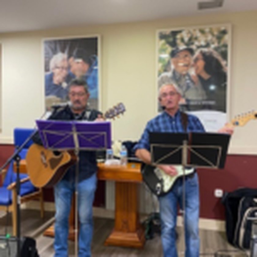 ROBERTO-Y-ANDONI-CANTANDO-2-150x150.png