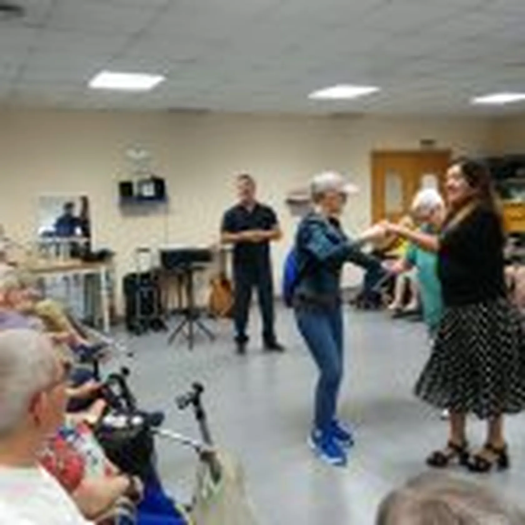 DomusVi-Valdemoro-musicoterapia-con-Rafael-Yero-4-150x150.jpeg
