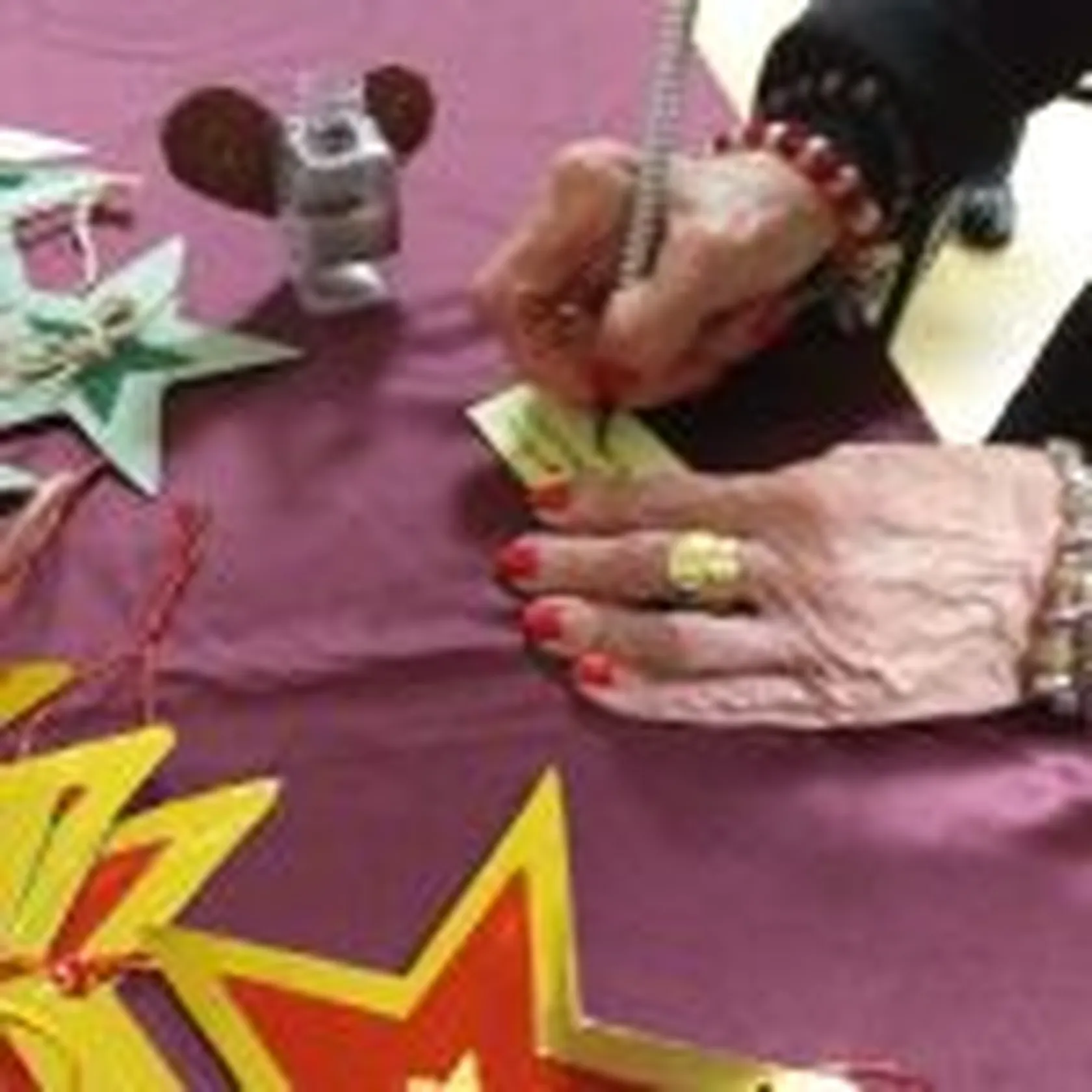 DomusVi-Valdemoro-decoración-del-árbol-navideño-de-los-deseos-11-150x150.jpeg