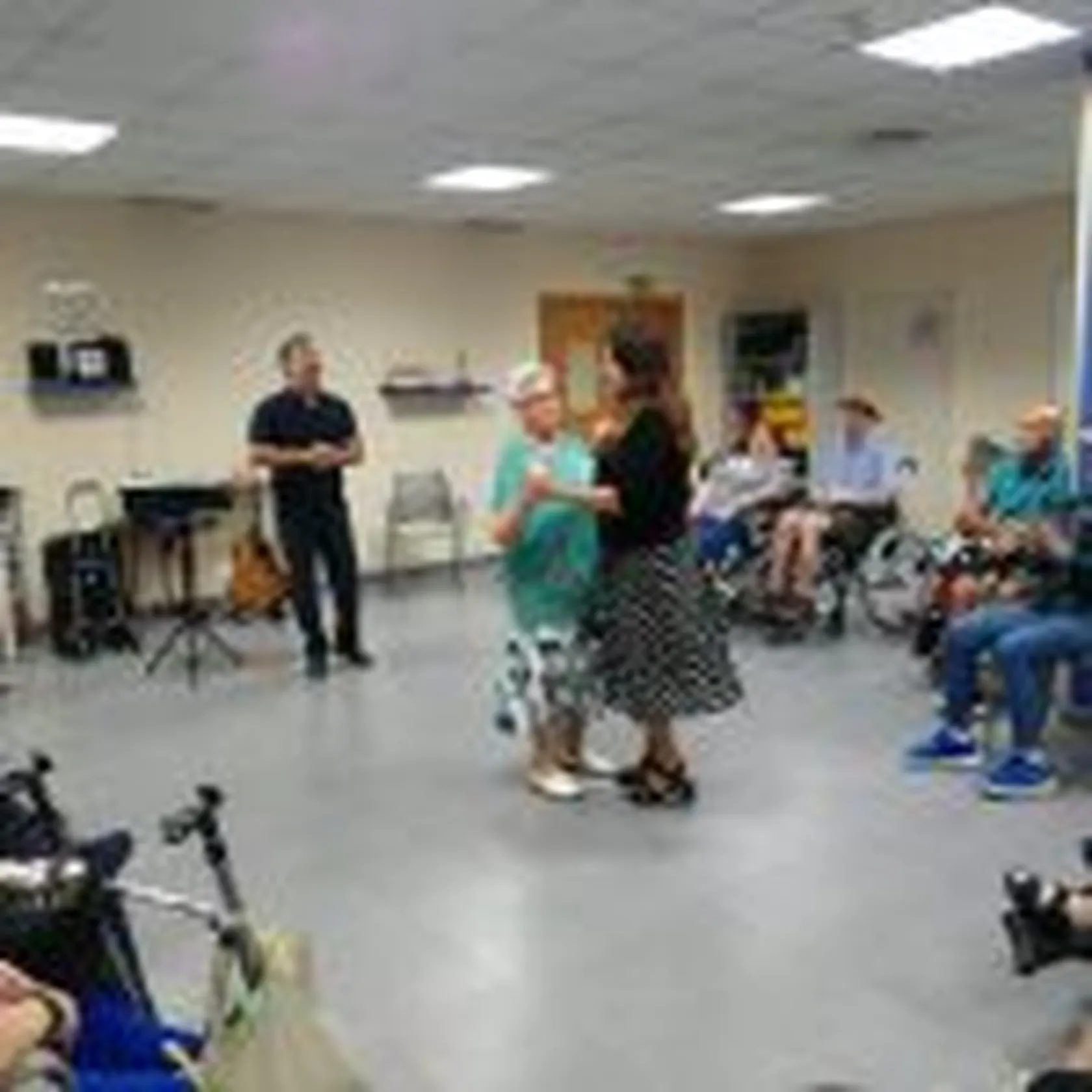 DomusVi-Valdemoro-musicoterapia-con-Rafael-Yero-3-150x150.jpeg
