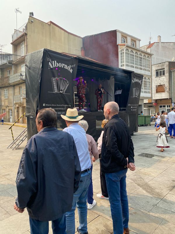 excursión a la plaza del pueblo con orquesta
