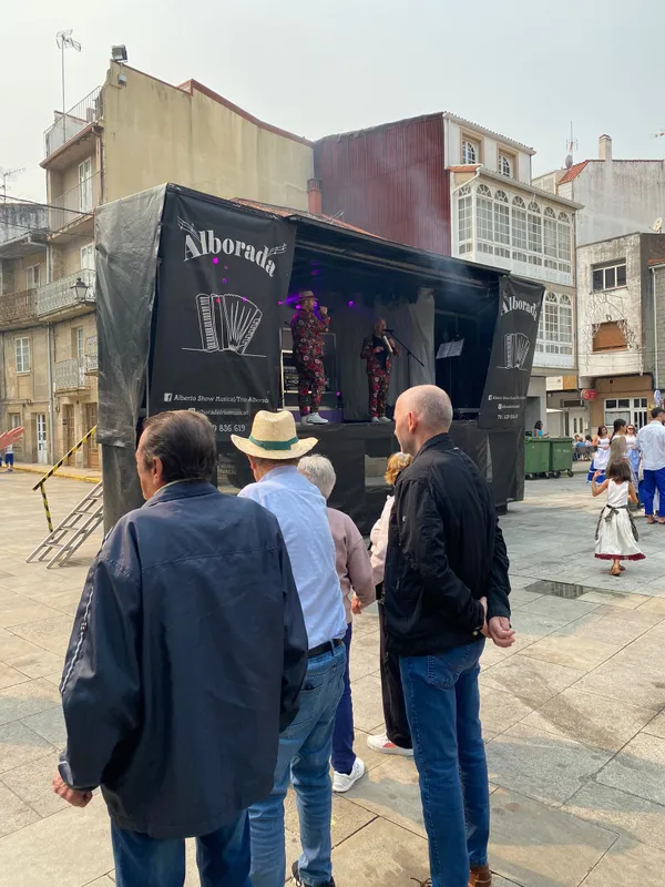 excursión a la plaza del pueblo con orquesta