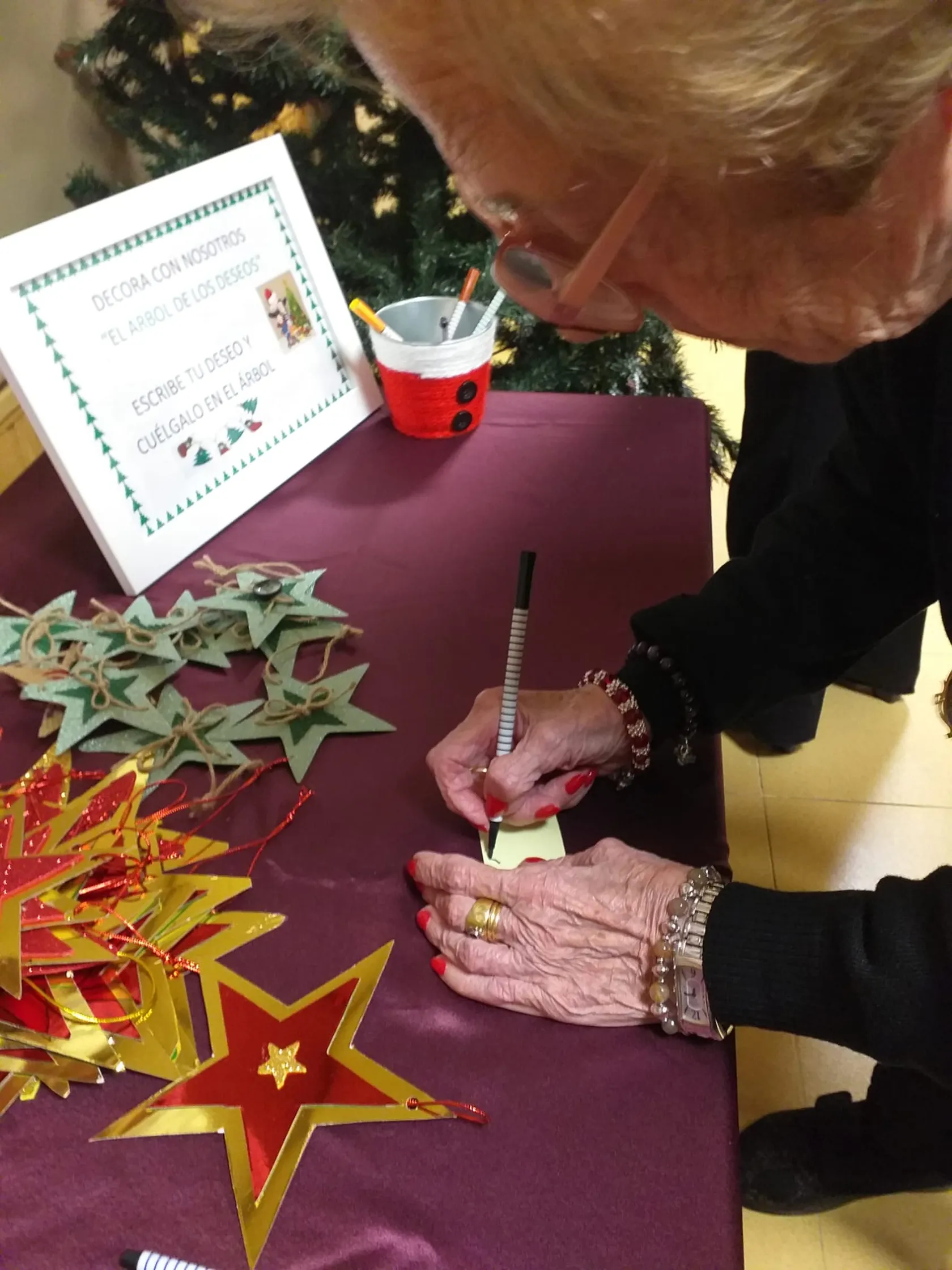DomusVi-Valdemoro-decoración-del-árbol-navideño-de-los-deseos-12.jpeg
