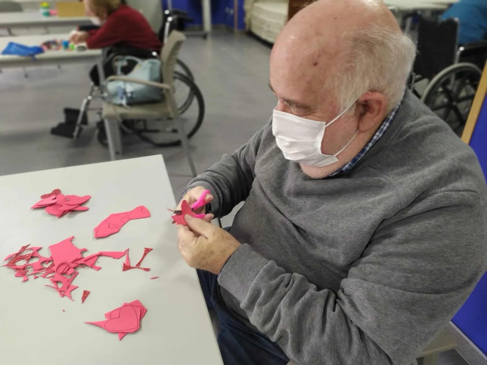 DomusVi-Valdemoro-manualidades-San-Valentin-4.jpeg