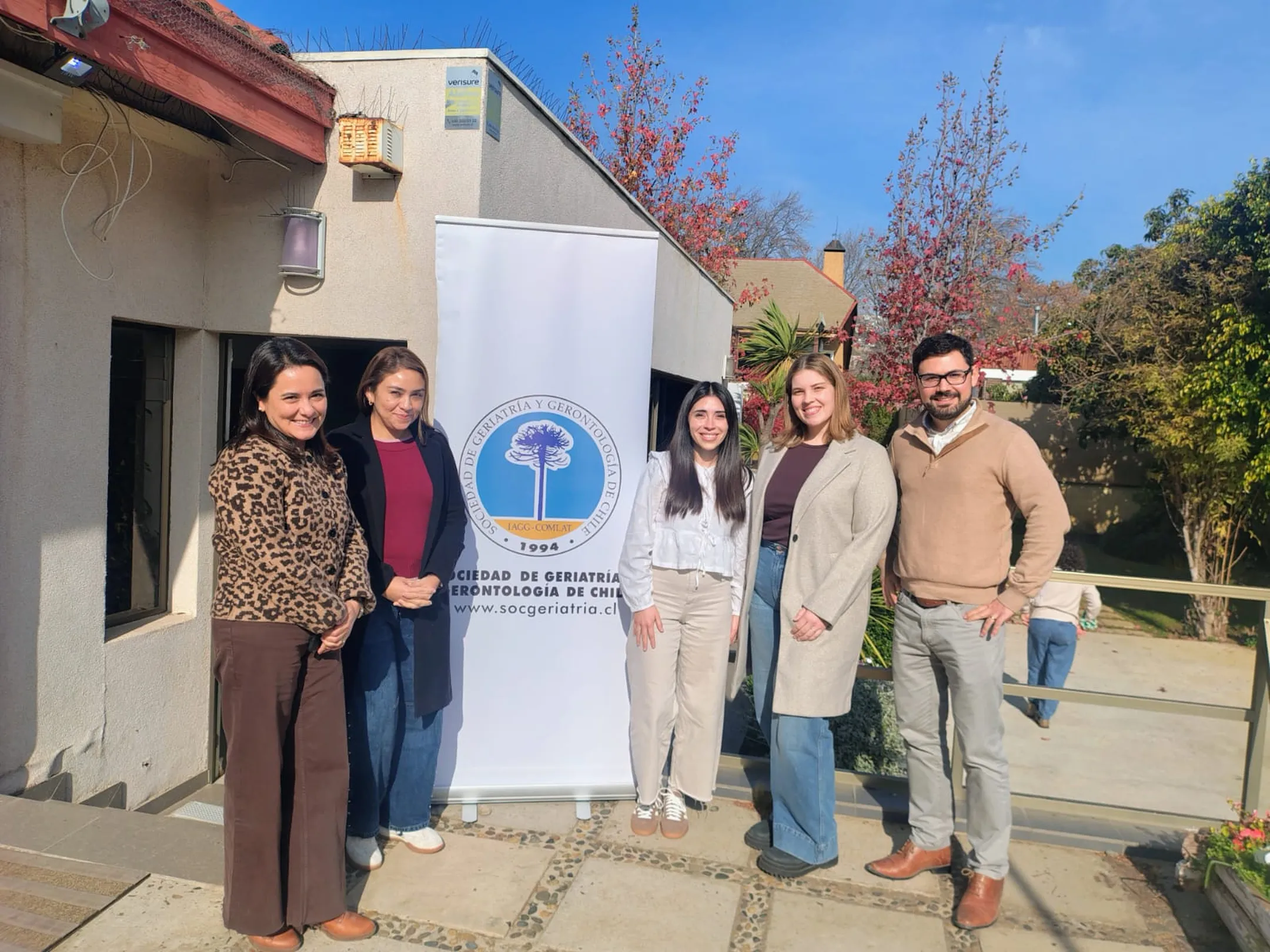 Equipo de profesionales de Acalis (Karen Cobos, Daniela Olave, Ana Mondaca y Giselle Bravo) junto al Dr Alejandro Ceriani, asistiendo a la Jornada de Geriatría en Viña del Mar