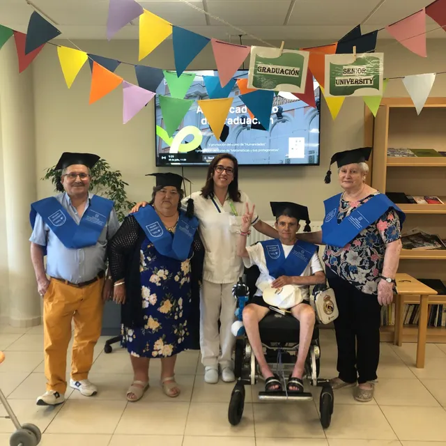 Fiesta de graduación para las personas mayores