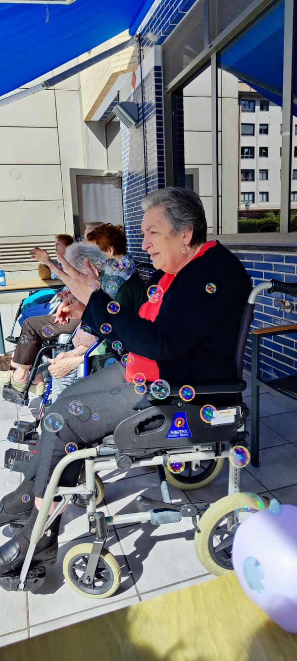 juego de burbujas en la terraza de la residencia