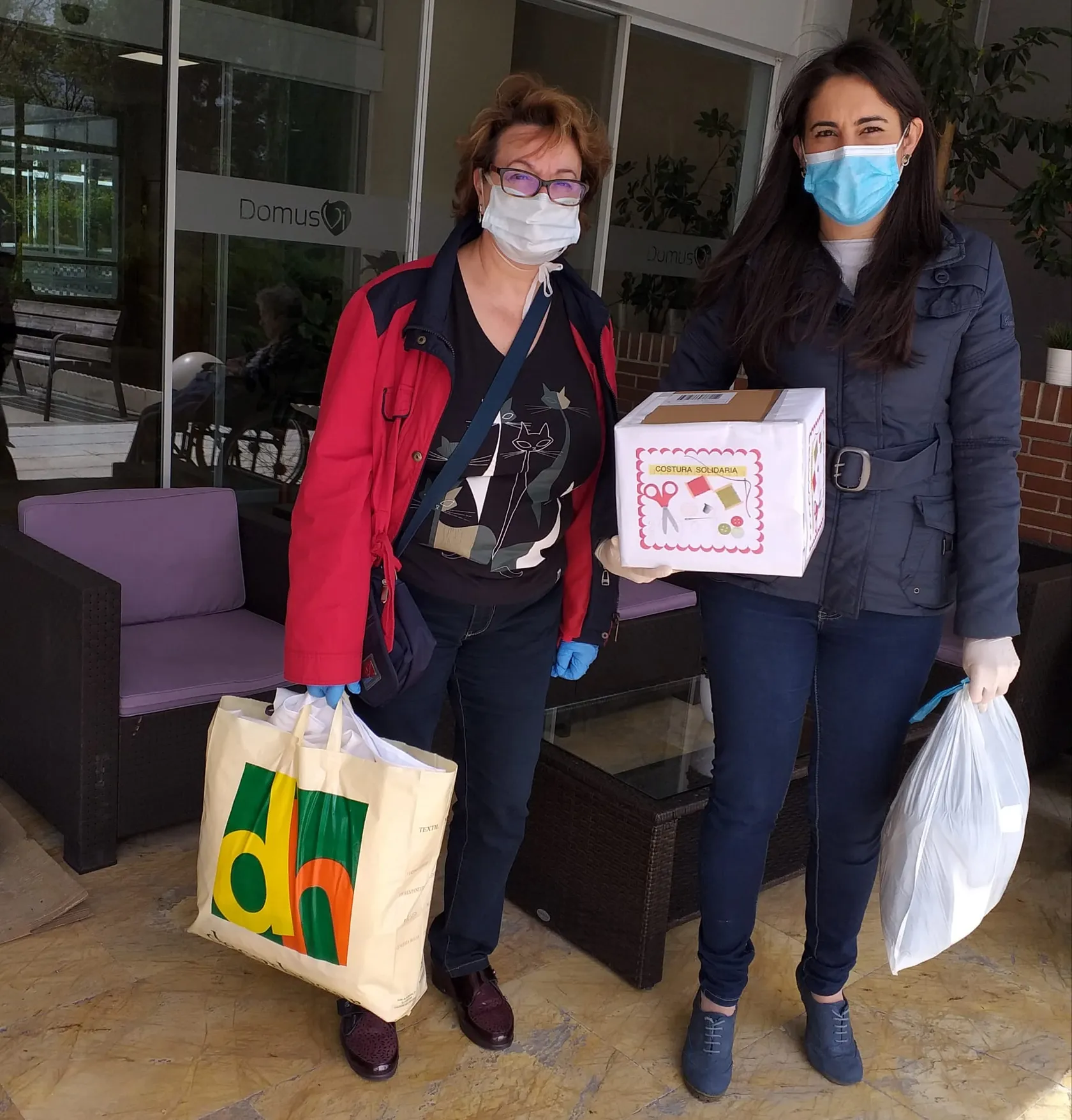 domusVi-Valdemoro-donación-material-sanitario-jasociación-entre-costuras-2.jpeg