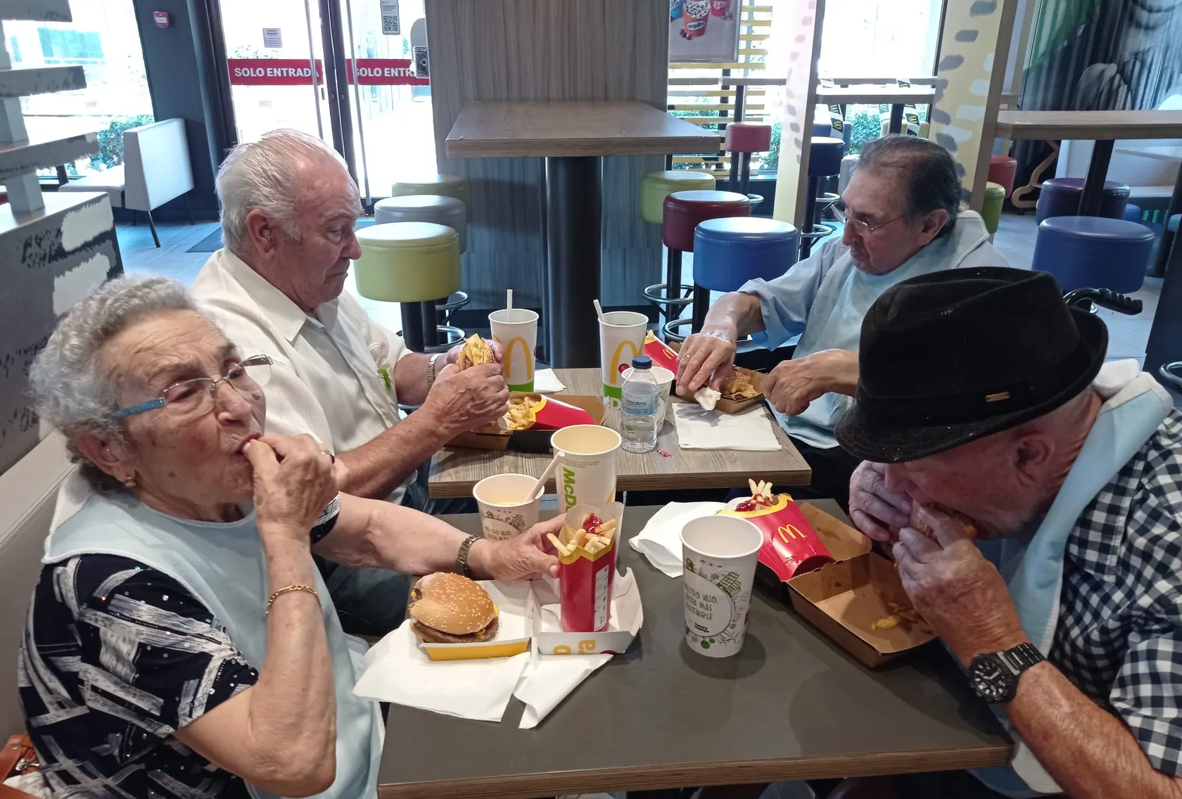 cuatro-comiendo-min.jpg