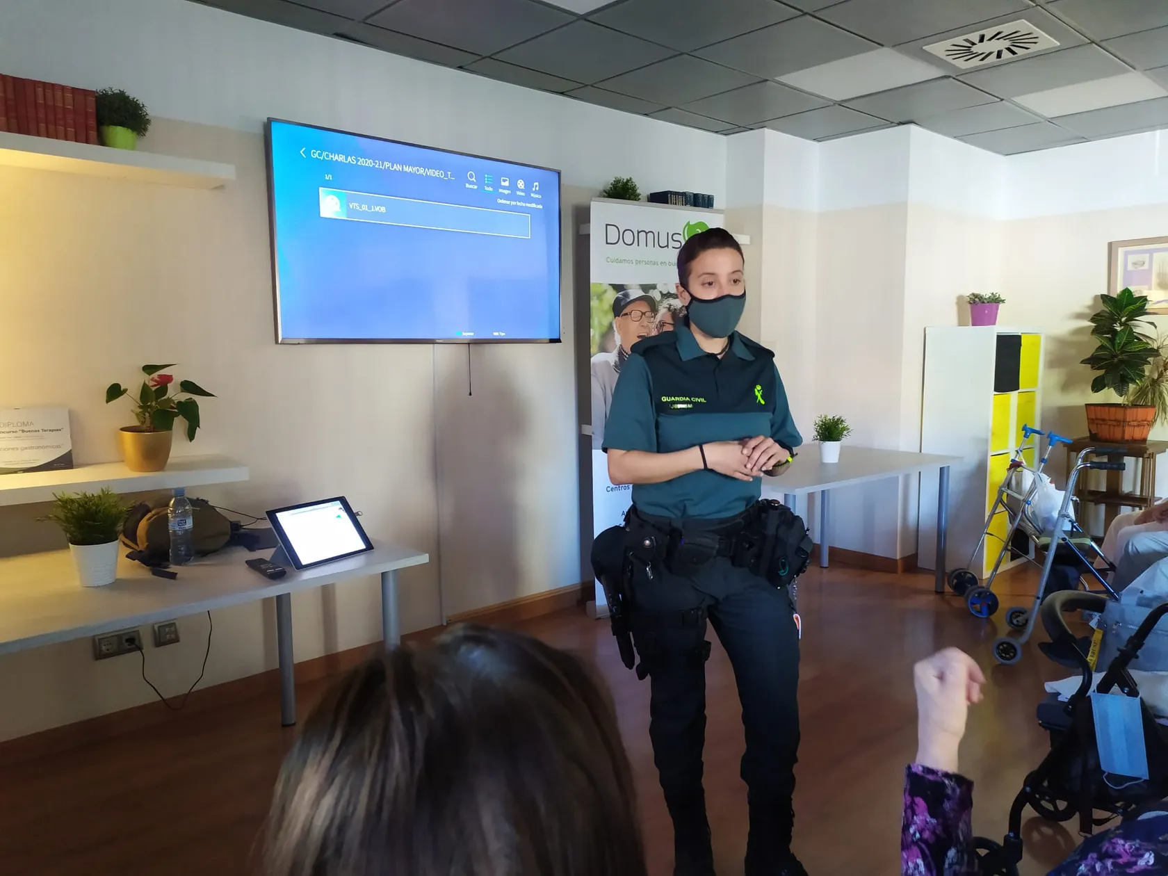 DomusVi-Tres-Cantos-charla-Guardia-Civil-6.jpg
