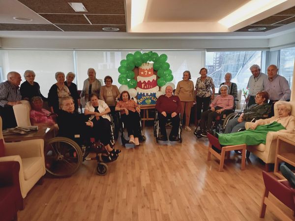 Fiesta de cumpleaños en la residencia para mayores