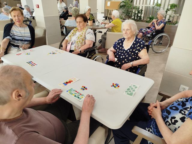 mayores jugando al bingo