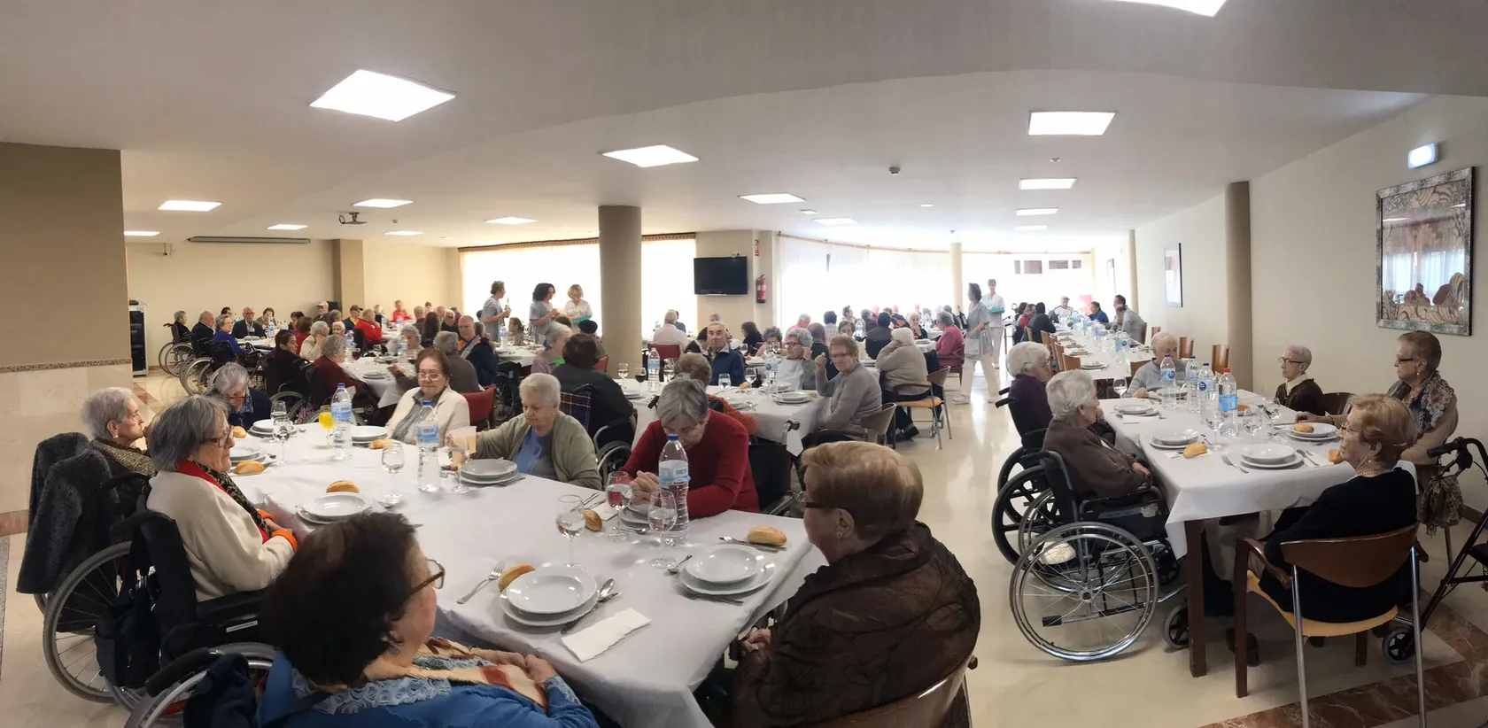 Panoramica-Comida-aniversario-DomusVi-Nuestra-Señora-del-Camino.jpg