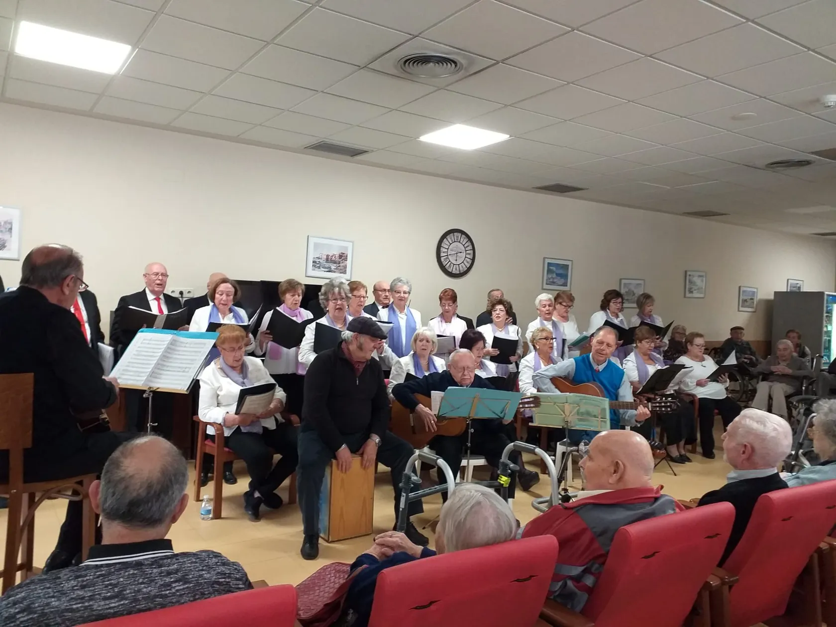 DomusVi-Valdemoro-coro-amigos-del-buen-cantar-5.jpeg