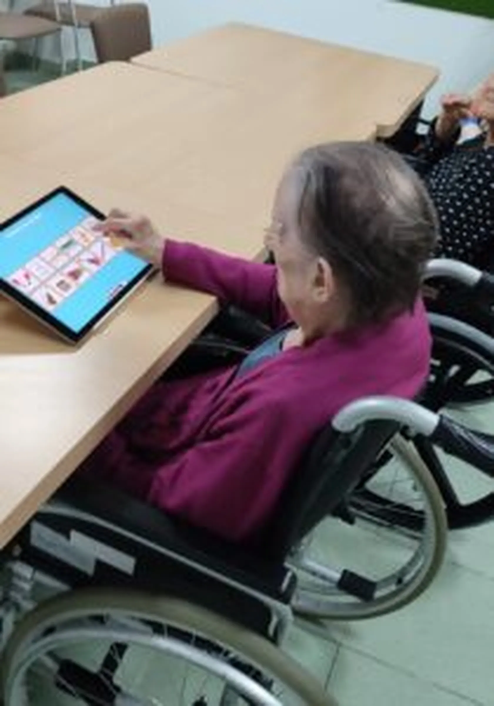 actividad-tablets-min-scaled-e1668528789509-210x300.jpg