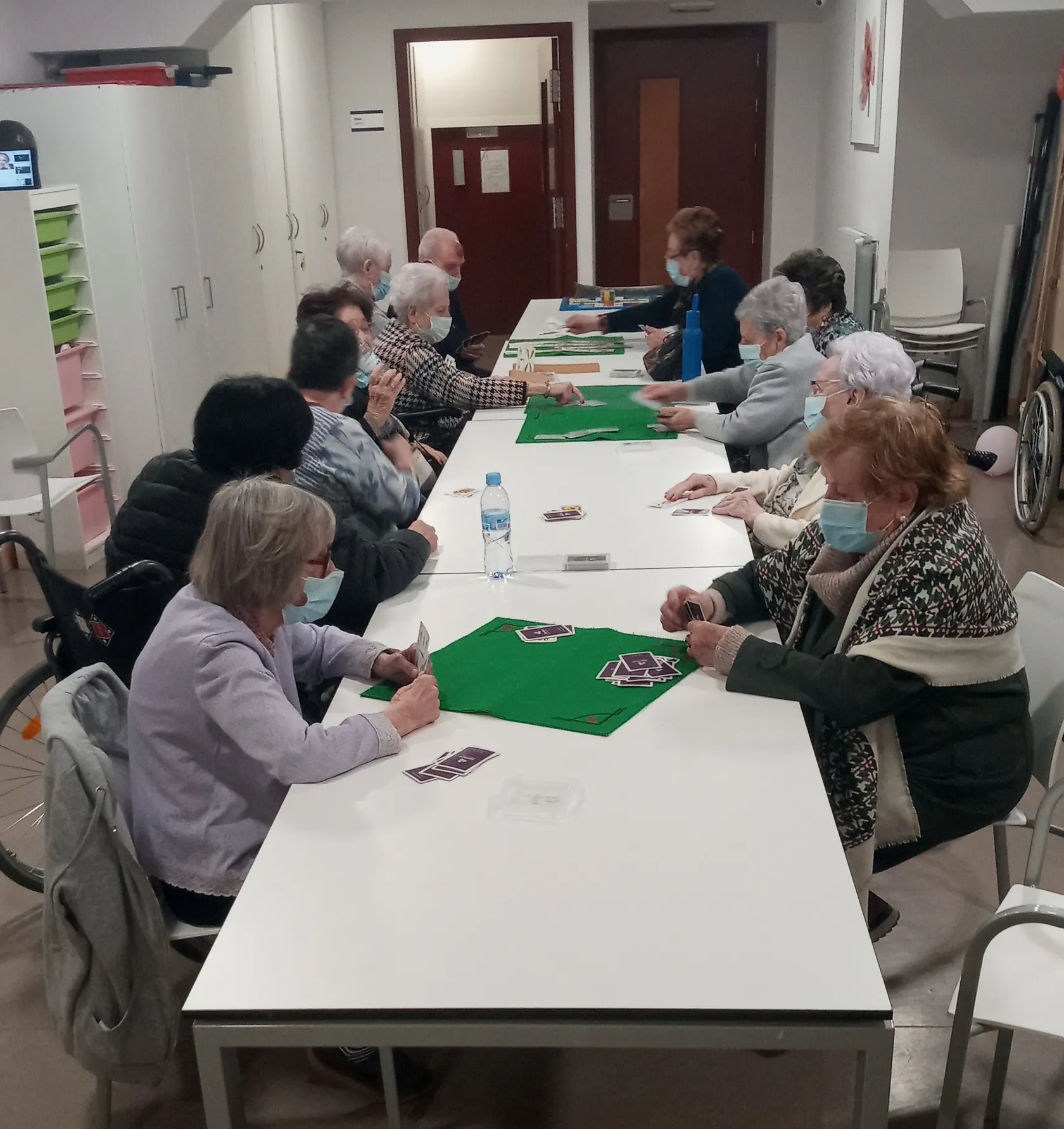 grupo-en-sesion-de-juegos-adaptada.jpg
