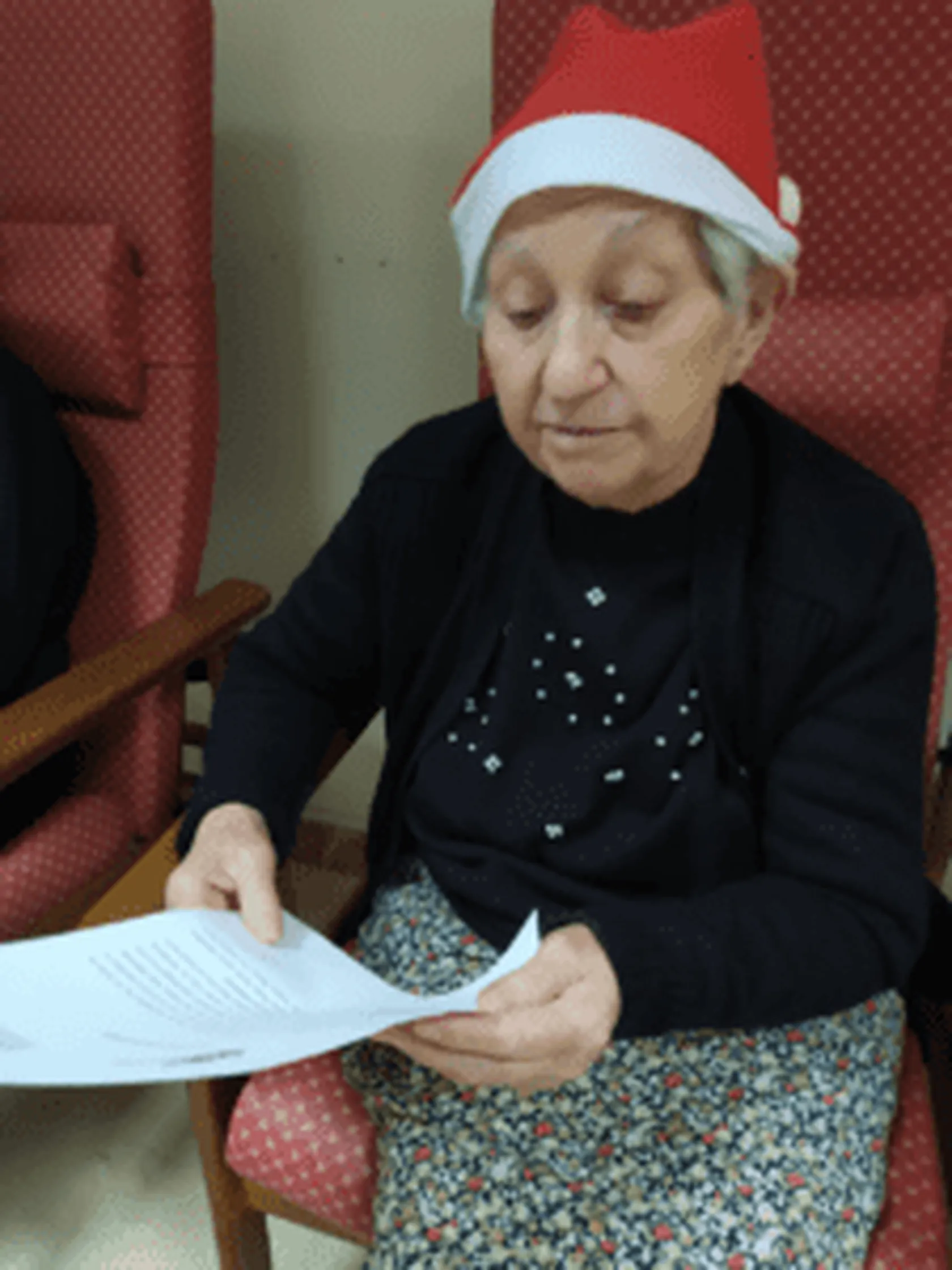 Residente-leyendo-carta-Adoptaunabuelo-DomusVi-Nuestra-Senora-del-Camino-1-225x300.png