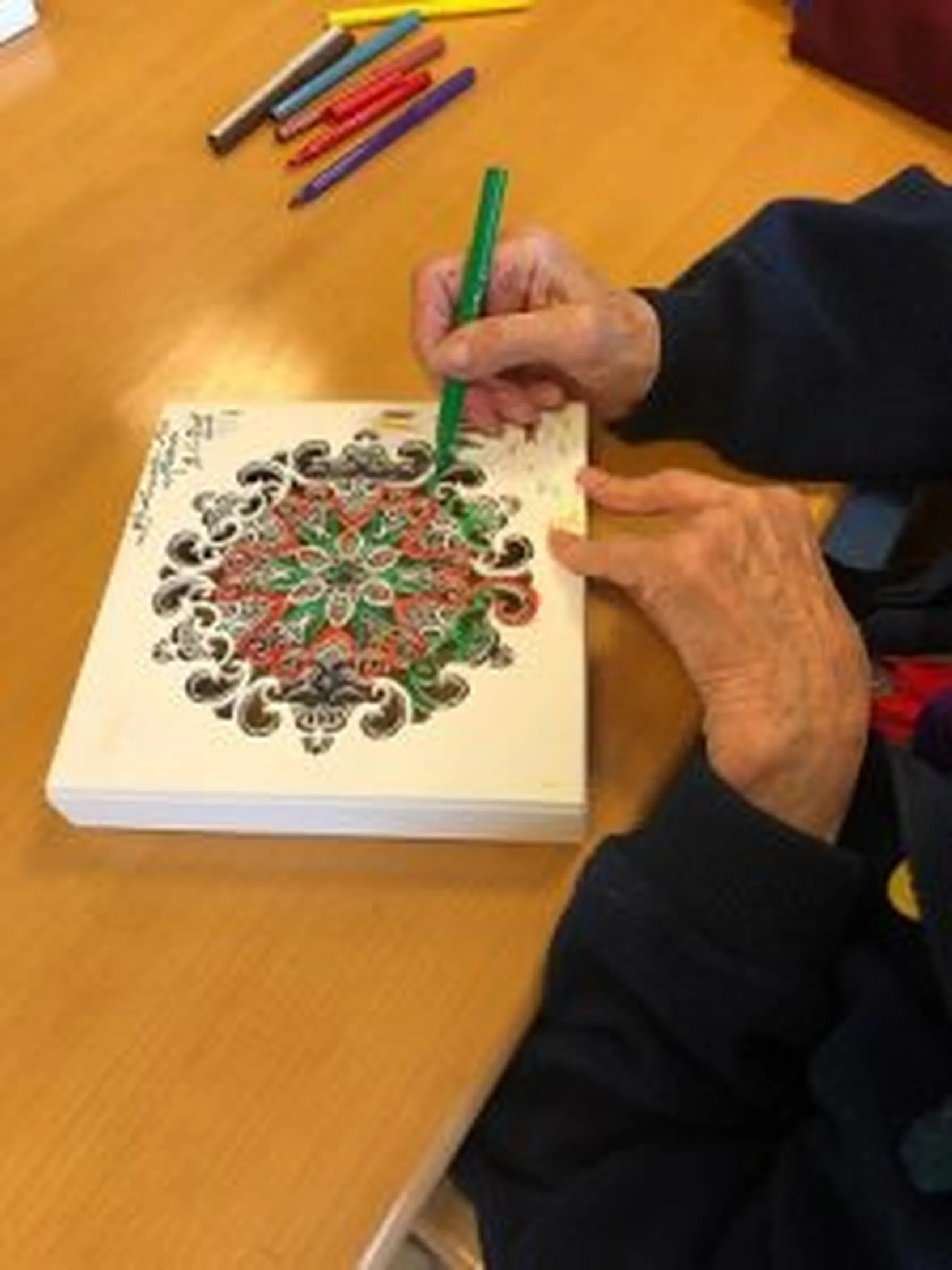 DomusVi-Alcalá-de-Guadaíra-y-su-taller-de-mandalas-225x300.jpg
