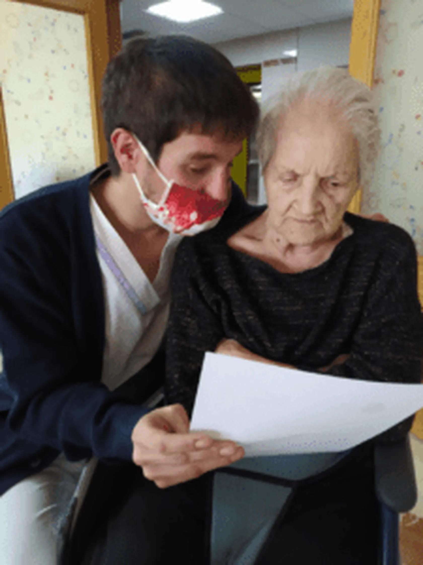 Leyendo-carta-Adoptaunabuelo-DomusVi-Nuestra-Senora-del-Camino-225x300.png