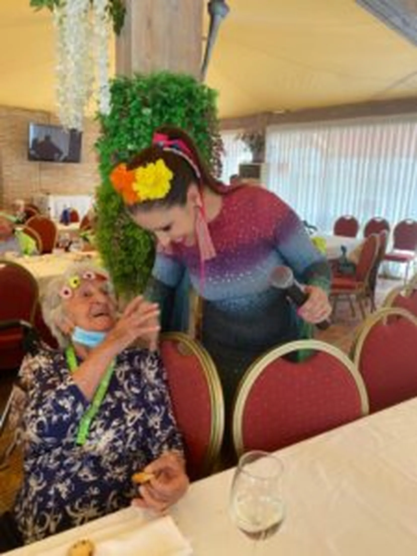 DomusVi-Tres-Cantos-fiesta-Flower-Power-1-225x300.jpg