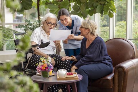 conversation entre personnel, personne âgée et proche aidante