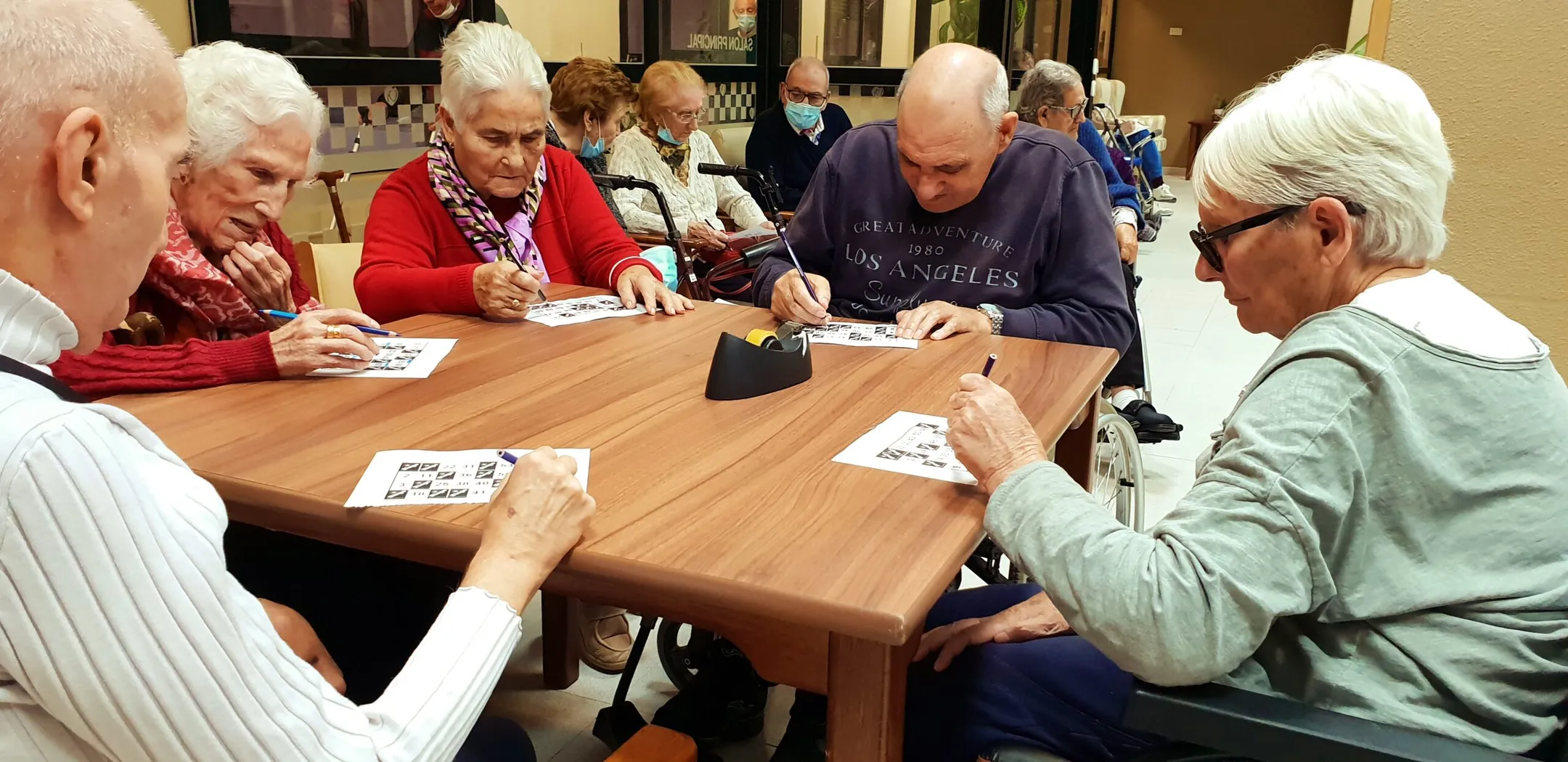 mayores jugando al bingo