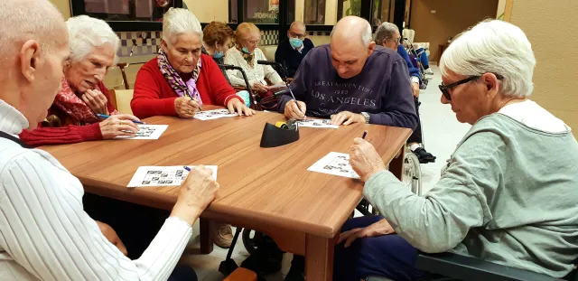 mayores jugando al bingo