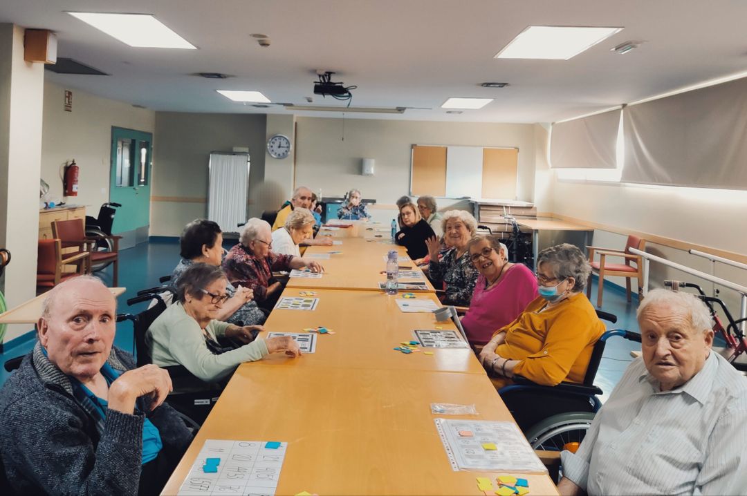 mayores jugando al bingo