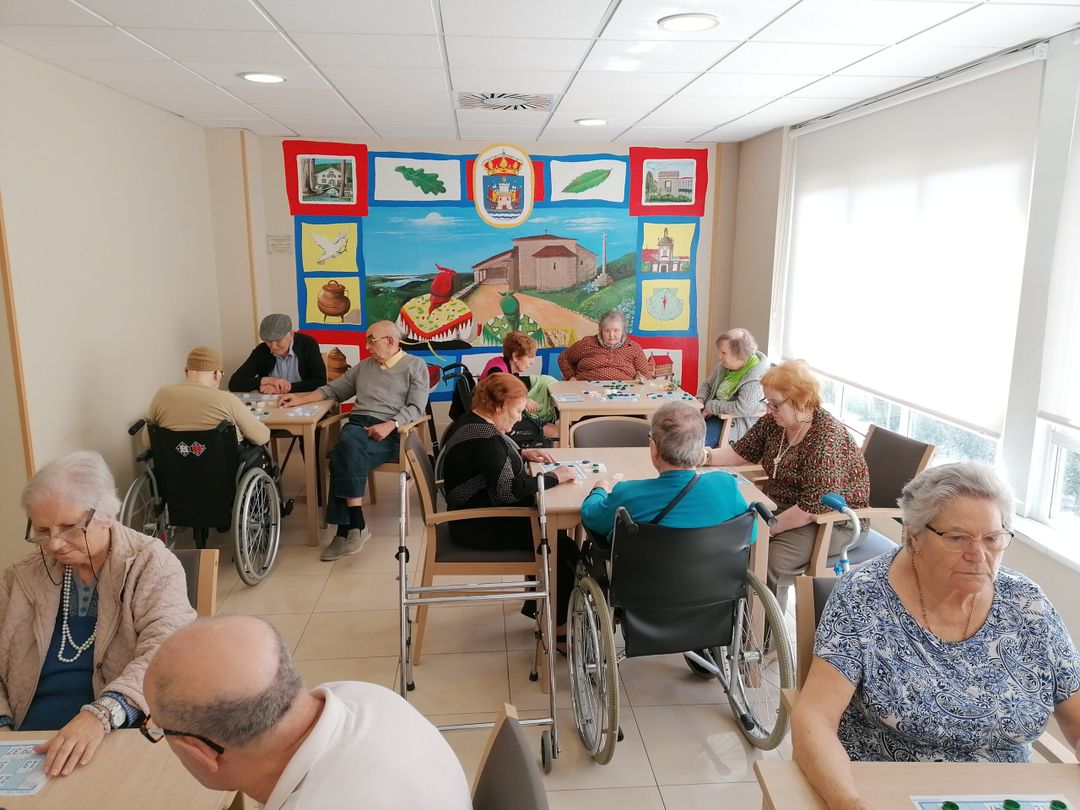 mayores jugando al bingo