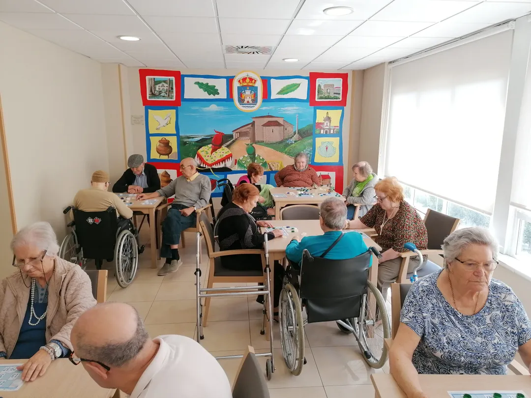 mayores jugando al bingo