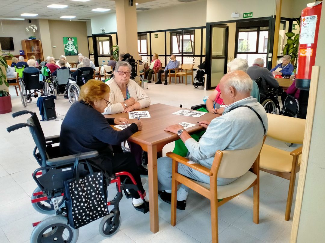 mayores jugando al bingo