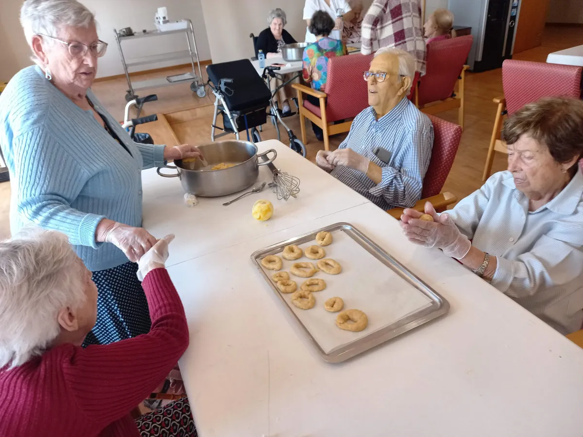 Mayores haciendo reposteria
