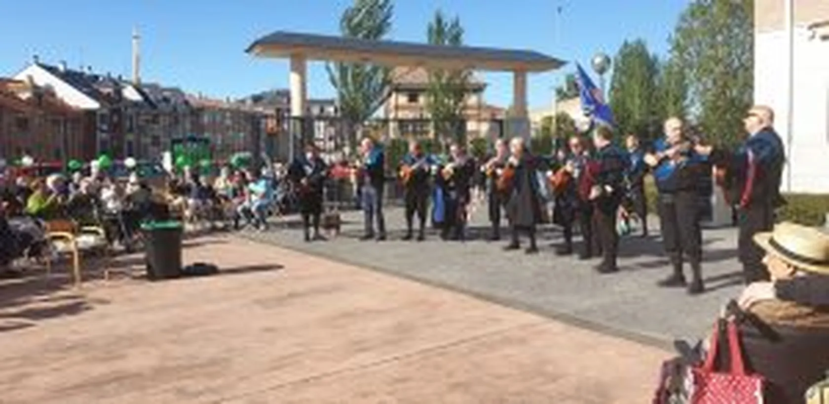 Actuacion-tuna-en-el-patio-300x146.jpg