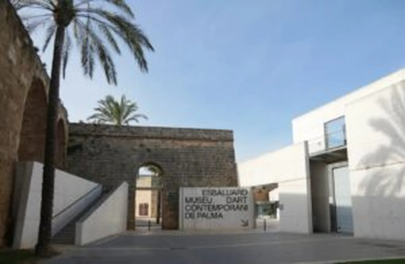 Entrada-Es-Baluard-Museu-min-300x196.jpg