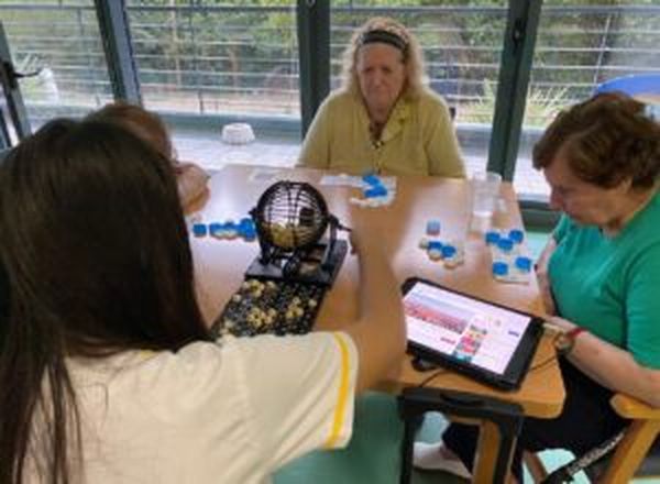 mayores jugando al bingo