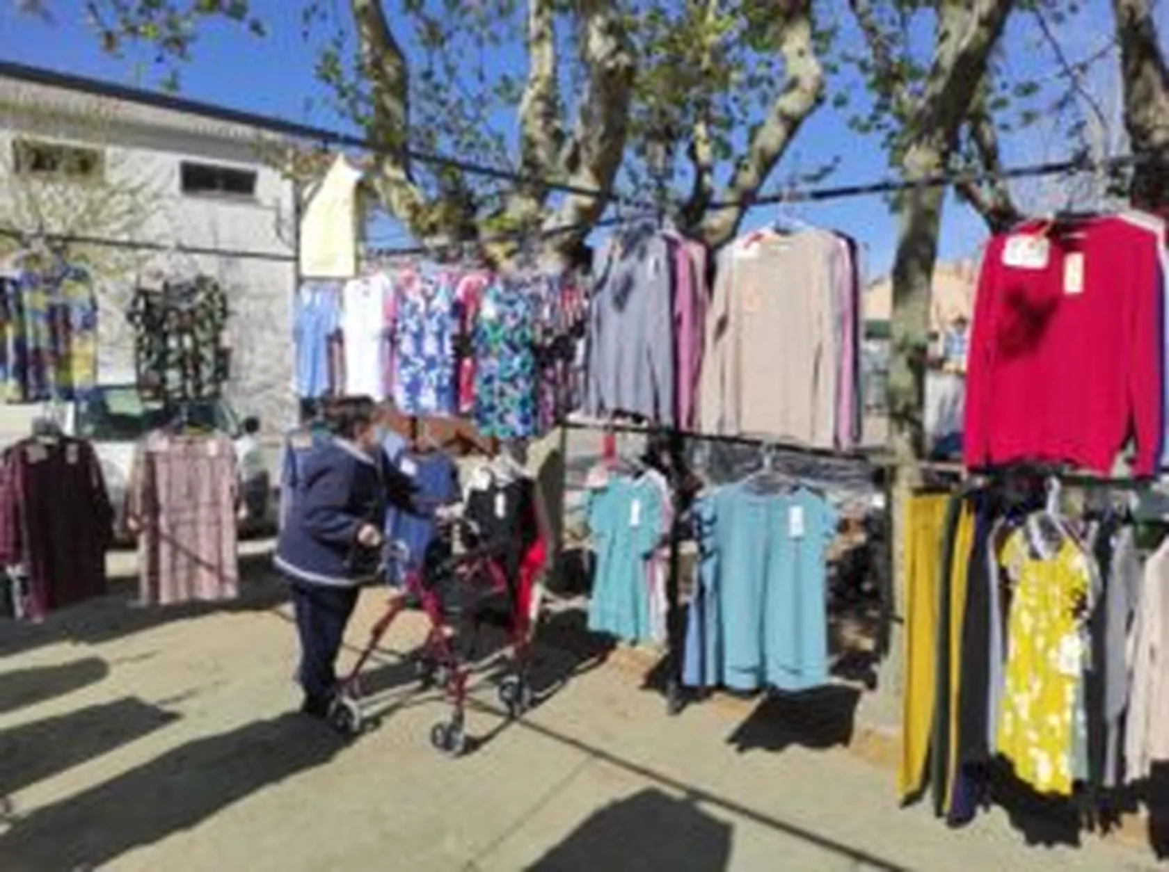 DomusVi-Quijorna-salida-al-mercadillo-300x224.jpg